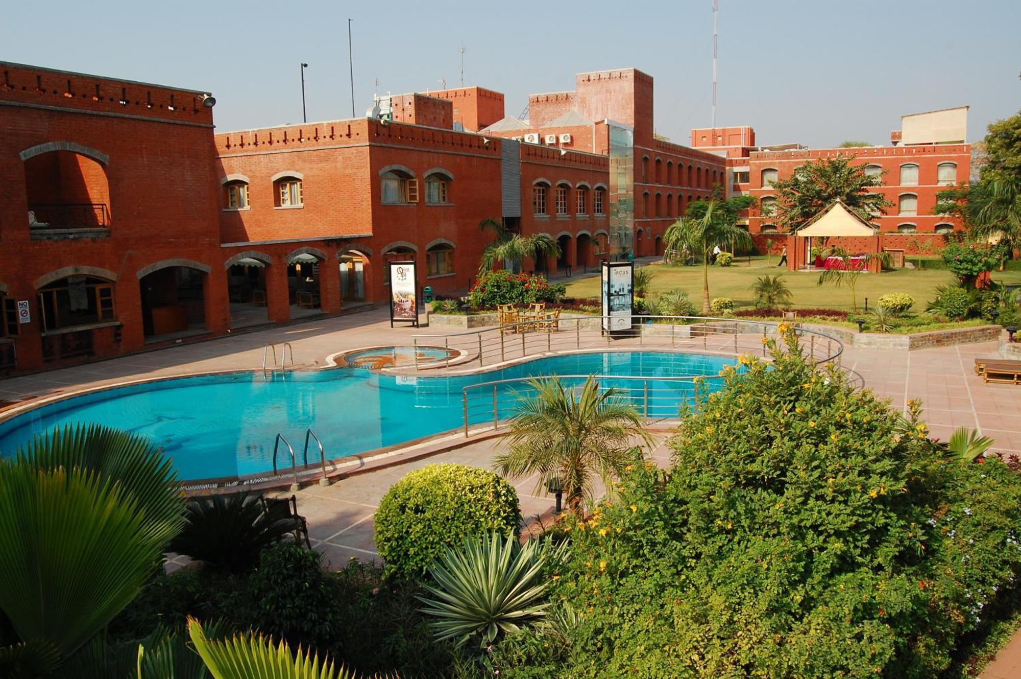 Cambay Sapphire, Gandhinagar Hotel Bagian luar foto