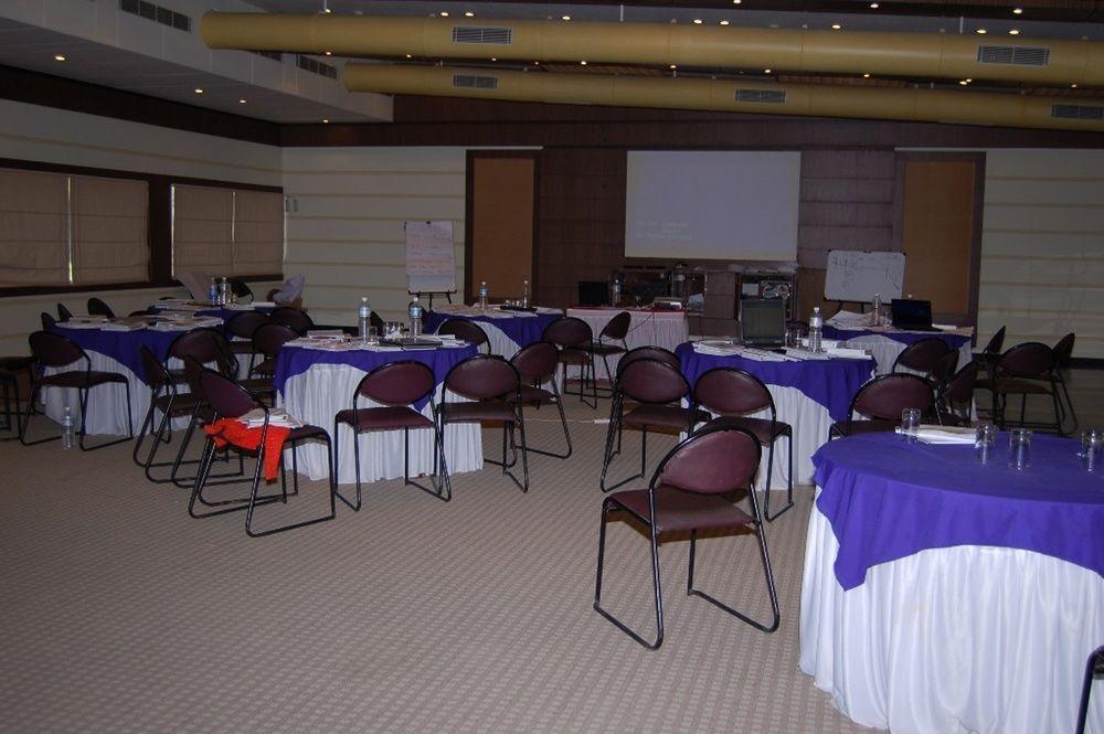 Cambay Sapphire, Gandhinagar Hotel Restoran foto