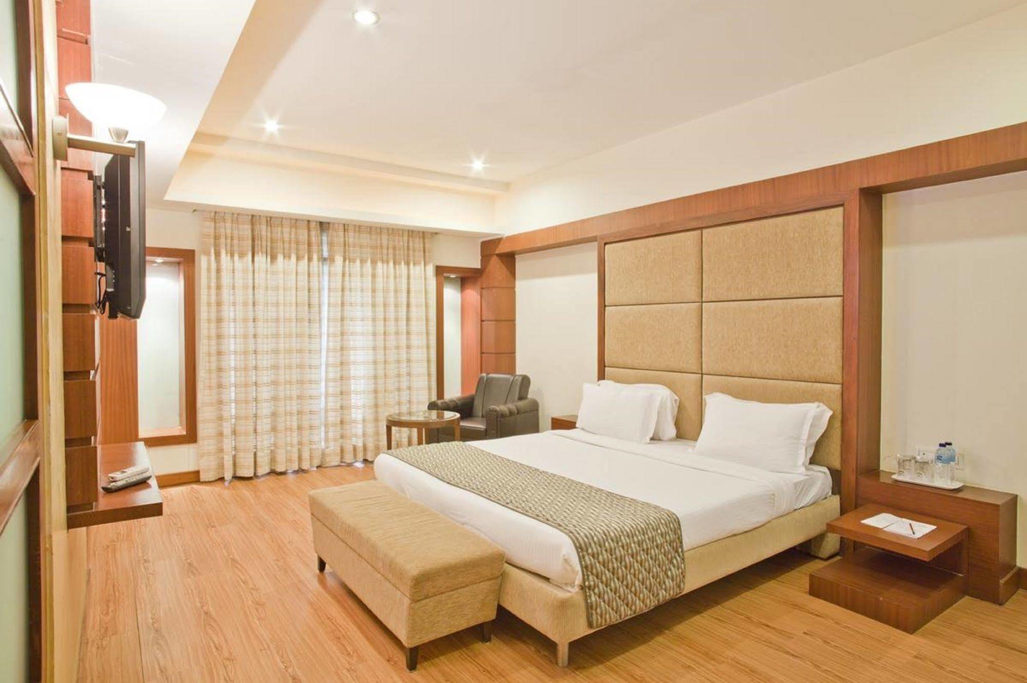 Cambay Sapphire, Gandhinagar Hotel Bagian luar foto