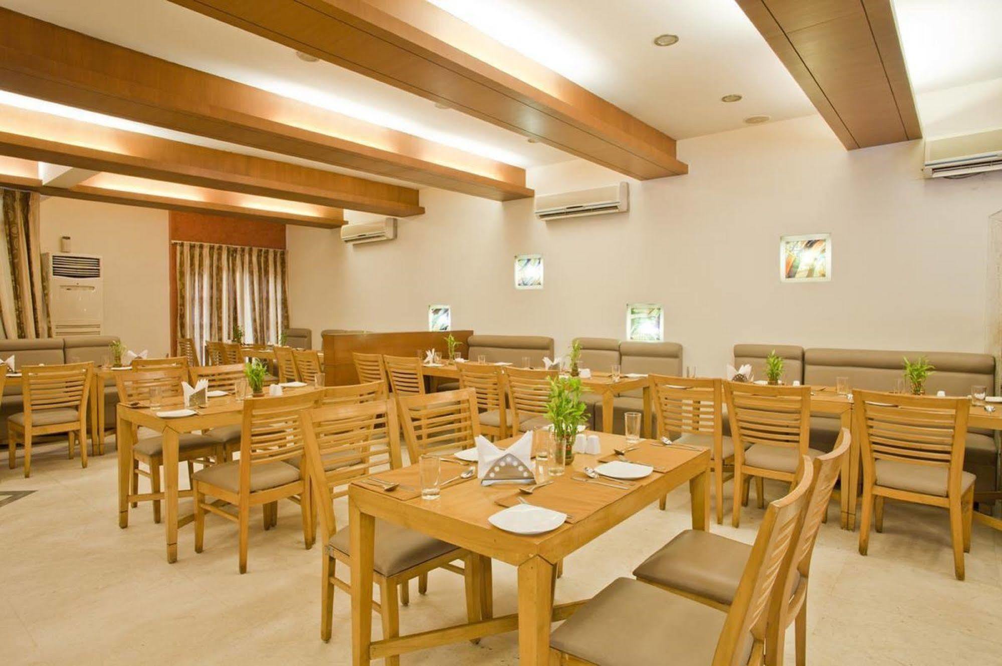 Cambay Sapphire, Gandhinagar Hotel Bagian luar foto