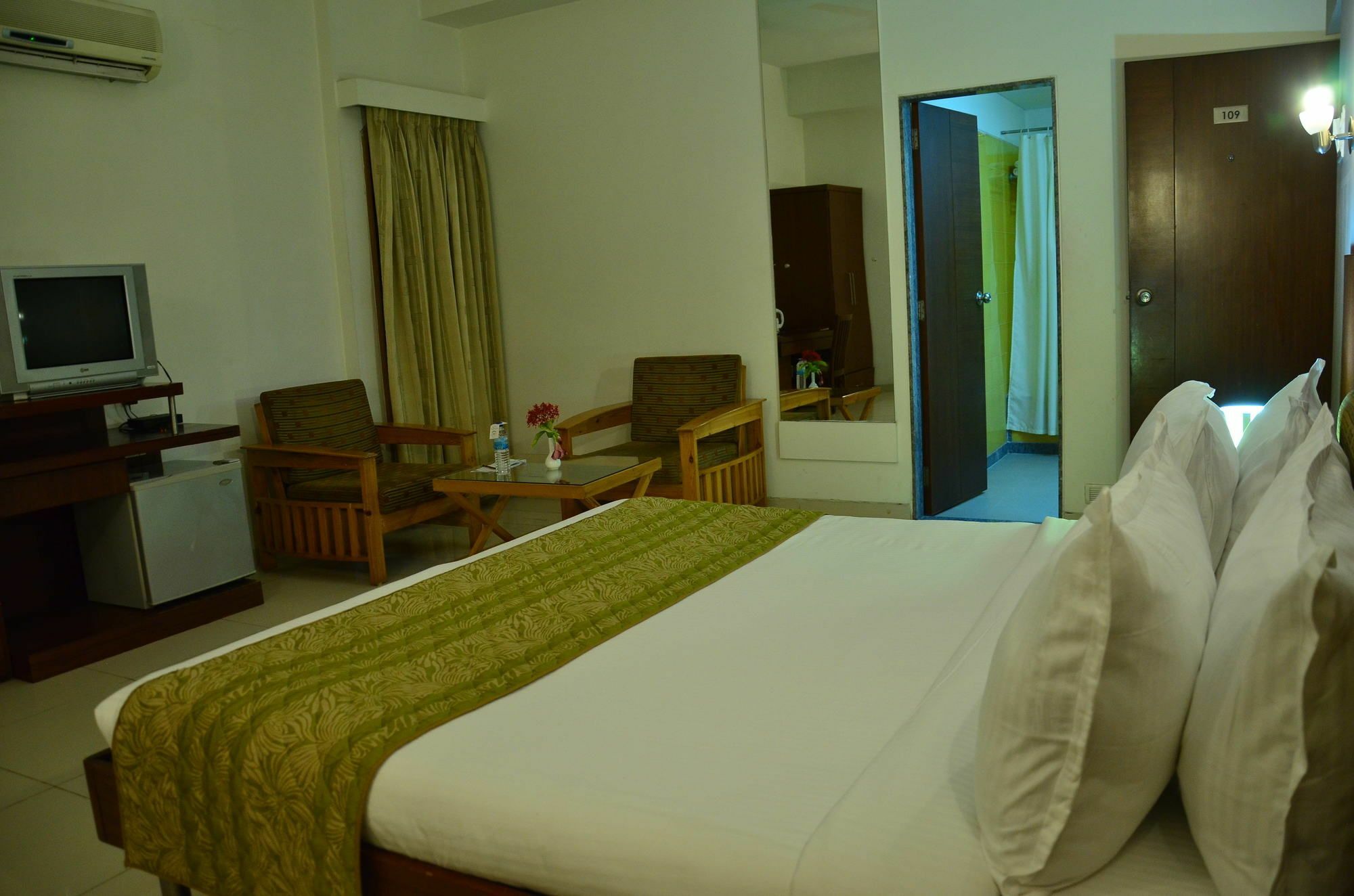 Cambay Sapphire, Gandhinagar Hotel Bagian luar foto